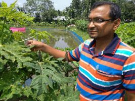 কৃষিতে সুসংবাদঃ পুকুর পাড়ে সবজি চাষ পুষ্টি মেলে বারমাস