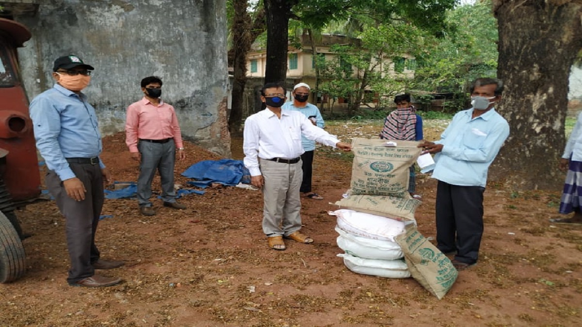 ঝালকাঠিতে আট হাজার কৃষক পেলেন আউশের প্রণোদনা