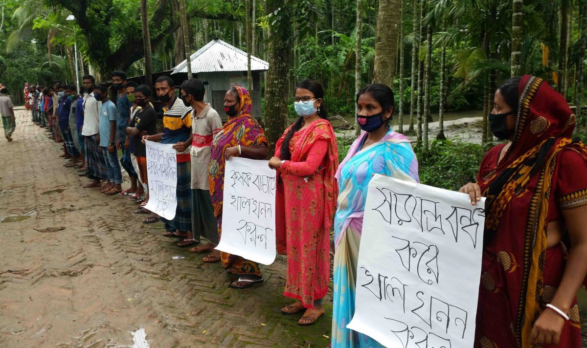 চাঁদা না দেওয়ায় খাল খননের কাজ বন্ধের প্রতিবাদে কৃষকদের মানববন্ধন