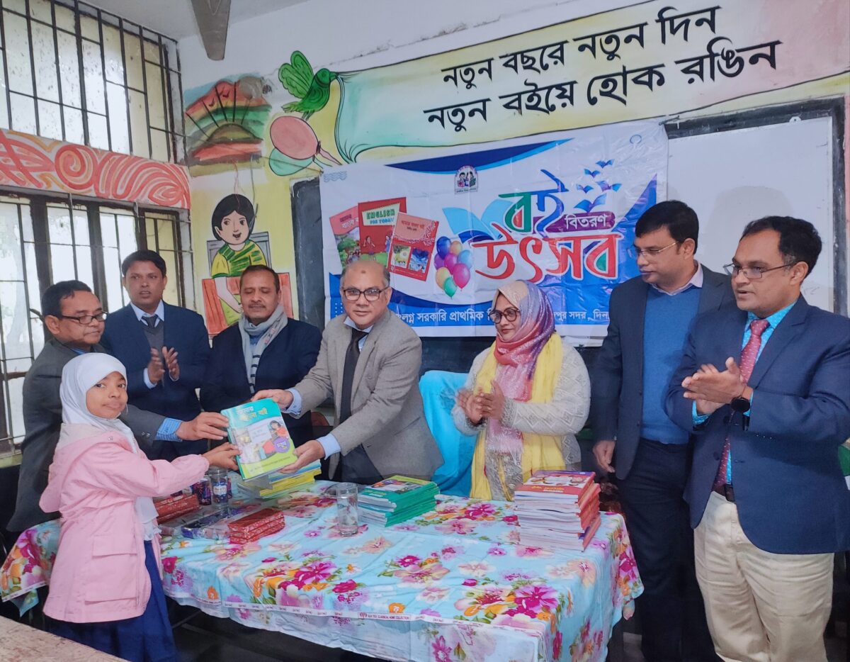 হাবিপ্রবি’র প্রাথমিক ও হাই স্কুলে বই বিতরণ উৎসব অনুষ্ঠিত