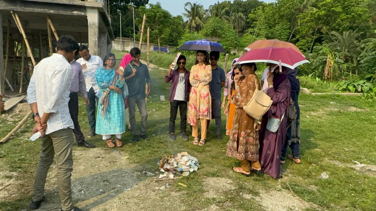 পরিবেশ দিবসে খুকৃবি শিক্ষার্থীদের অন্যরকম আয়োজন: বাওড়ের প্লাস্টিক বর্জ্য অপসারণ